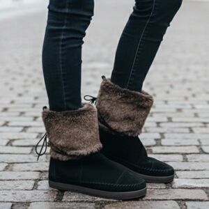 TOMS Women’s Size 9.5 Faux Fur Lined Winter Boots Gray Slip On Comfort Shoes